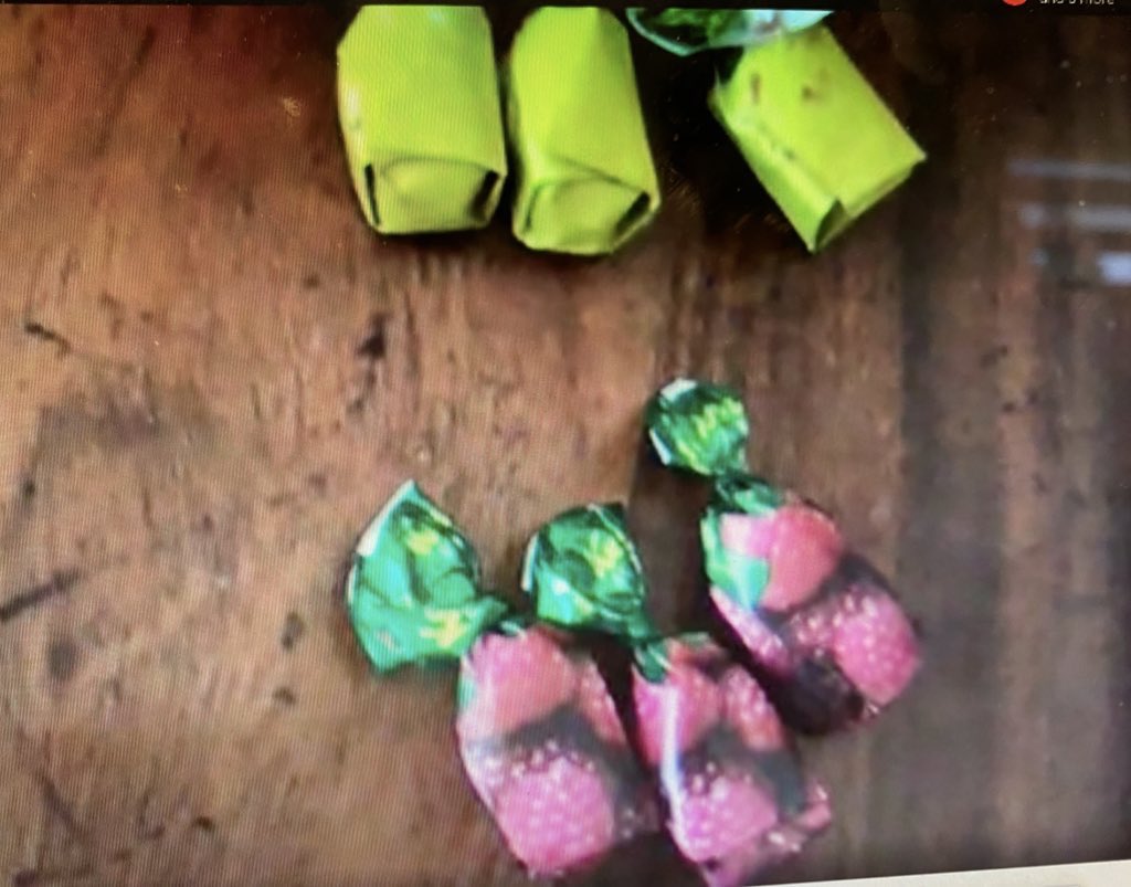 MsJOrofiamma's tweet image. Some more fraction fun! Students are able to see halves and quarters in their everyday lives! “The zipper is half way across my pencil case” “I drank a quarter of my water bottle” ! #mathisfun #funfractions #grade1 #yrdsb