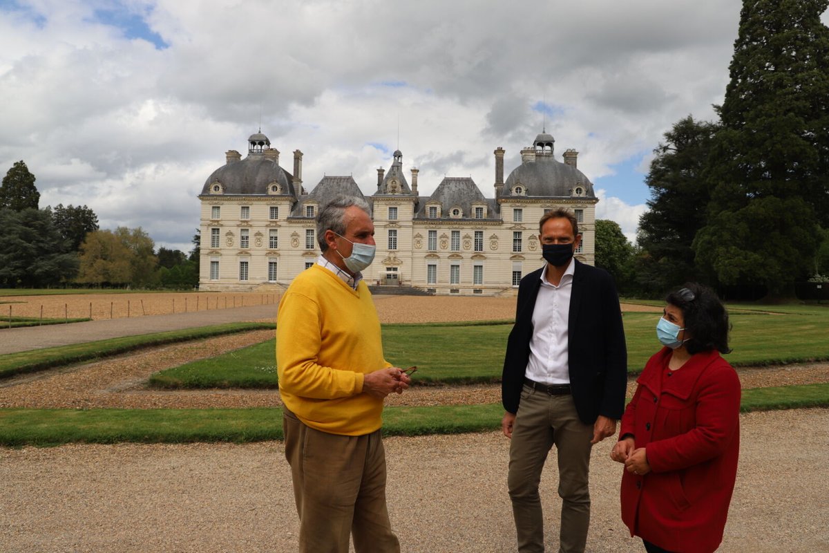 MagcentreFR's tweet photo. Le château de Cheverny fait sa révolution Orange - https://t.co/Mnb8v1btTg https://t.co/y52QXHhQ9L