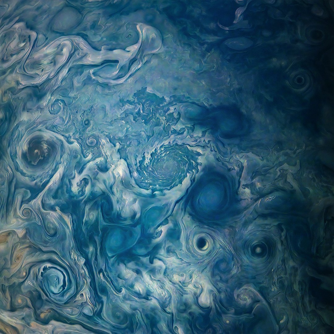 tiempobrasero's tweet photo. ¿Cuál era el título de este cuadro de Van Gogh?... 🧐🤔🤔😉 
...
En realidad se trata de una fotografía REAL de la superficie del planeta Júpiter tomada por la sonda #Juno 🛰️
👍👍😯😯👏👏👏 https://t.co/IkEiGk37Iq
