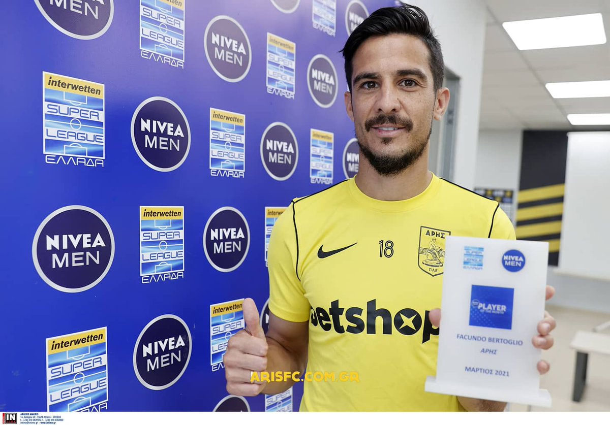 ARIS__FC's tweet photo. 📸: Η βράβευση του Facundo Bertoglio ως «NIVEA MEN Player of the Month» του Μαρτίου…
💛🖤🏟⚽️🏆👏💪
#ARISFC #slgr #niveamen #Bertoglio #March #ARISFamily https://t.co/J09LYyW4Tt