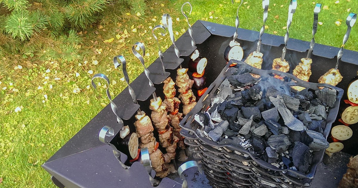 Прикольные мангалы. Мангал вертикальный. Шашлычный мангал. Мангал с вертикальными шампурами. Электрические шампура для мангалов.