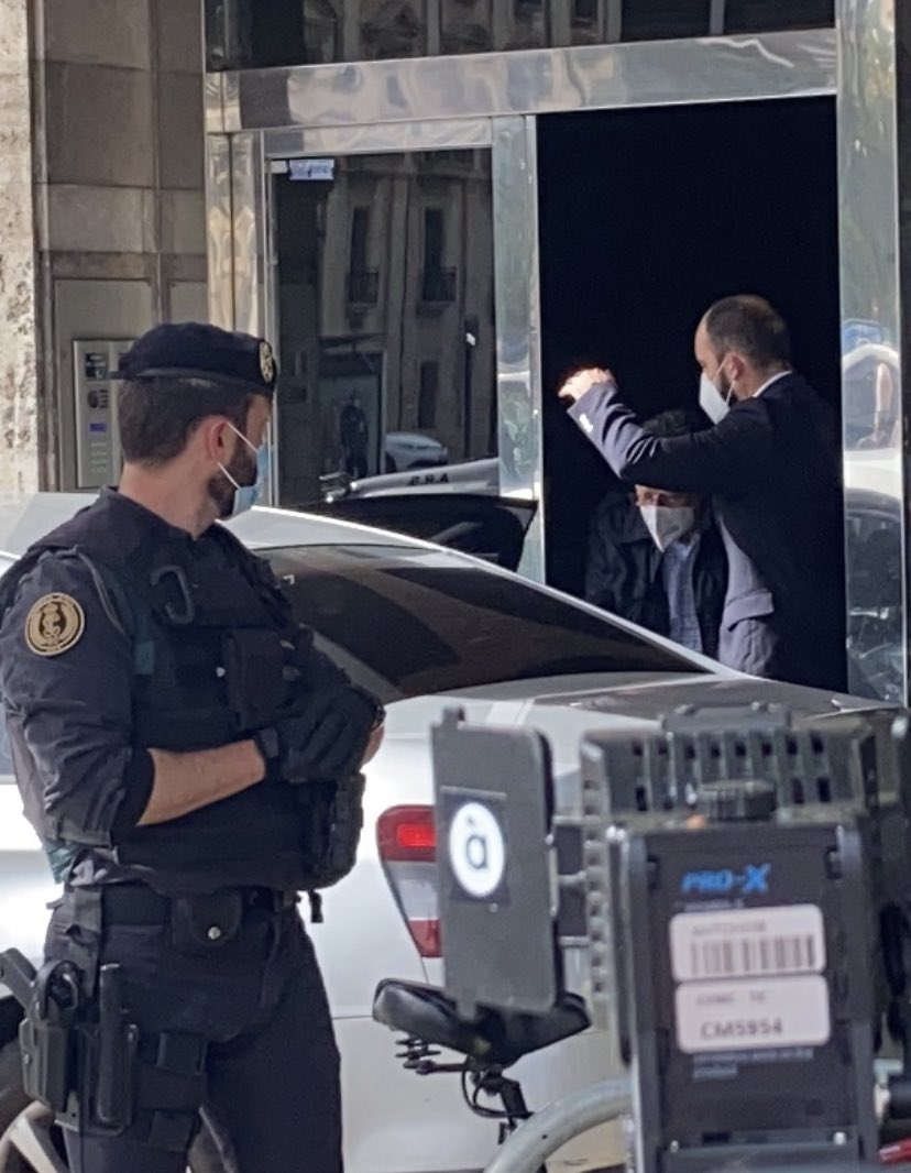 AdelaidaFerre's tweet photo. Alfonso Grau ix de sa casa camí de la comandància de Patraix. S’emporten ordinadors i material divers, després de quasi 10 hores d’escorcolls de #operacióassut #OperacionAzud @apuntnoticies https://t.co/e7QtjcaVgb