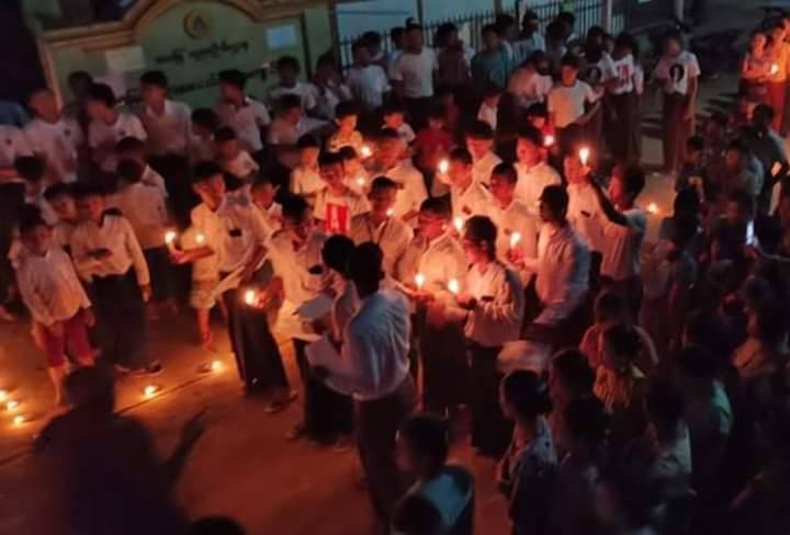 AnisharAyl's tweet photo. High schoolers from Yekha village #Sagaing held a protest against dictatorship and it's slavery education system tonight. 
#May13Coup 
#WhatsHappeningInMyanmar https://t.co/9AekFOvk5z