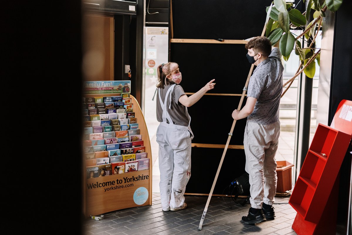 HullTruck's tweet image. Thank you so much to everyone who has submitted flowers so far to #SettingTheStage🌺 Buds are now popping up and revealing some colourful frames. The Half is upon us and things are beginning to look more like a stage in the windows of our Ferensway home: hulltruck.co.uk/hull-truck-at-…