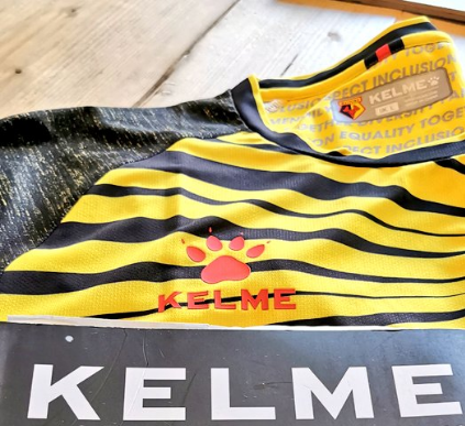 The_Kitsman's tweet photo. 🐾 𝗞 𝗘 𝗟 𝗠 𝗘 Week I ⚫️🟡🔴

Hey @WatfordFC fans...
"You need to be 'hornet' to win it."

⦿ Tomorrow 19:00.

#KELMEWeek🐾 https://t.co/xKYJsKcutz