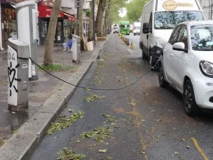 littlewisehen's tweet photo. Die Konzeption dieses Fahrradweges - oder auch der Ladesäule - ist etwas verbesserungsfähig… 😱 https://t.co/iDnOfj5sKq