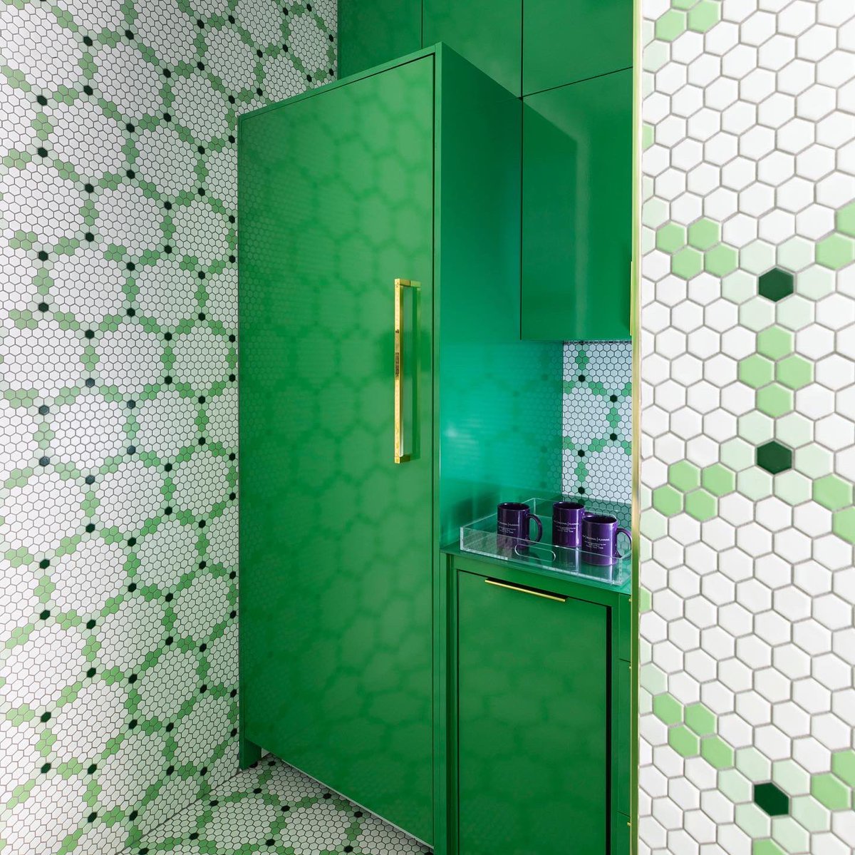 AGILEINTERIORS's tweet photo. Balancing the body’s energy centers with today’s color inspiration: Green!⁣
What a HAPPY kitchen and fun mosaic tile. Those glossy, green cabinets are everything right now! 💚⁣
 ⁣
#creativetonic⁣
#DIRTTmillwork⁣
#buildbetter⁣
#colorinspiration⁣
#caseworkdesign⁣ https://t.co/4q1EE3Yj7s