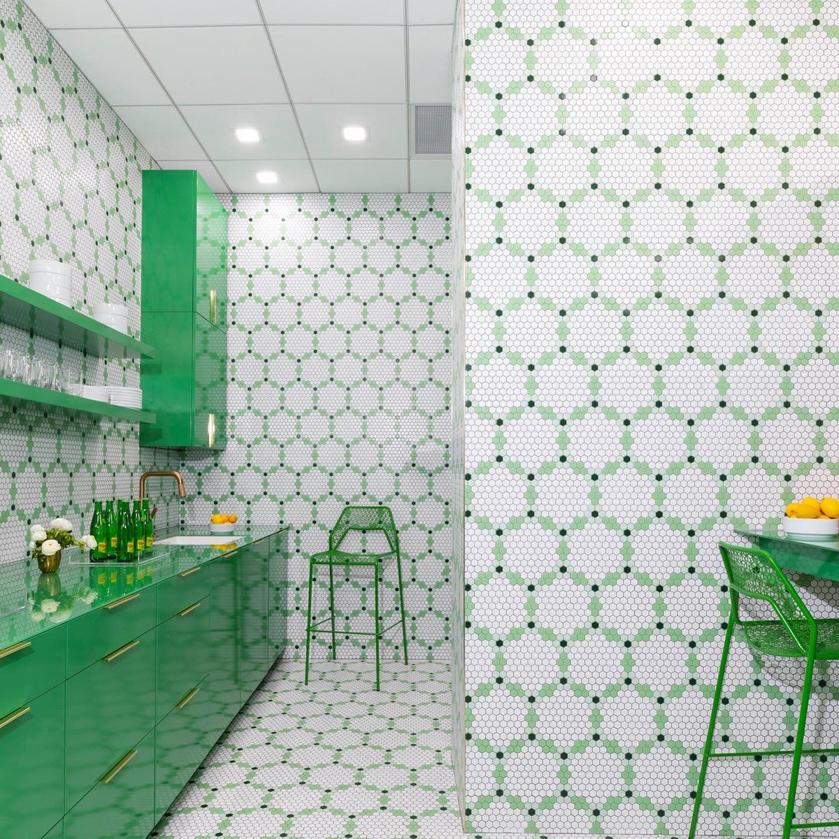 AGILEINTERIORS's tweet photo. Balancing the body’s energy centers with today’s color inspiration: Green!⁣
What a HAPPY kitchen and fun mosaic tile. Those glossy, green cabinets are everything right now! 💚⁣
 ⁣
#creativetonic⁣
#DIRTTmillwork⁣
#buildbetter⁣
#colorinspiration⁣
#caseworkdesign⁣ https://t.co/4q1EE3Yj7s