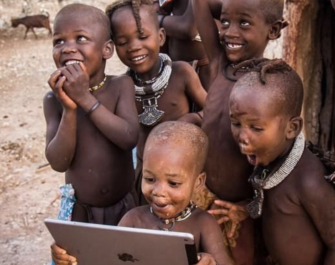 Cebinde harçlığı, yüzünde gülüşü, üstünde bayramlığı olmayan çocukların da bayramı kutlu olsun. 
#HAYIRLIBAYRAMLAR