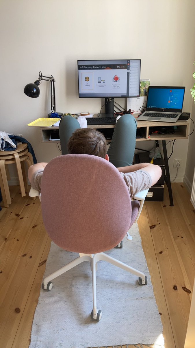 hejthea's tweet photo. Efter 15 månaders hemmajobb på hård trästol köpte @RickardHellenba igår äntligen en arbetsstol så ergonomin kunde bli bättre. Success! https://t.co/sbgwY4H8bn