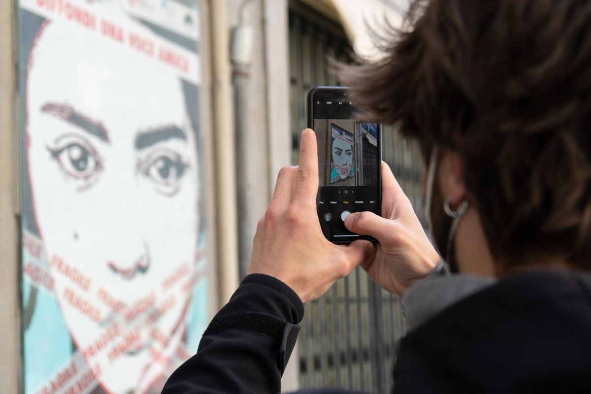 portalegio's tweet photo. Opere contemporanee che contaminano lo spazio urbano per una riflessione su solitudine, accoglienza, ascolto e fragilità emotiva. Sono i manifesti di #VoceAmicaFirenze realizzati dallo street artist #Ache77, visibili per le strade di #Firenze.
Info: https://t.co/7x7mMTXULW https://t.co/a4AUEKoUcC