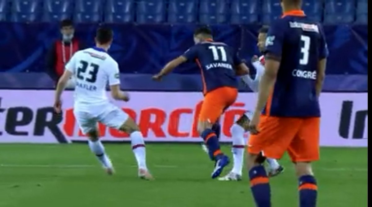 Il n'y a carrément pas de contact entre Neymar et Savanier mais malgré ça, l'arbitre lui mets un jaune et ce serait hyper scandaleux si Neymar est suspendu pour la Finale de CDF. 🤡

<a href="/PSG_inside/">Paris Saint-Germain</a> a intérêt de faire le forcing afin que Neymar soit présent au Stade de France. 🔴🔵