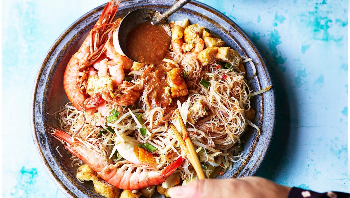 StyleDeptTweets's tweet photo. Lunch time inspiration and Publication day! Makan book by Author: @the_modernchef

📸 @KrisKirkham  repped by @StyleDepttweets 
Picture is Mee Siam - spicy thin rice vermicelli topped with various toppings 
AD: Peter Moffat
Publisher: Absolute Press https://t.co/OP0OidwS34
