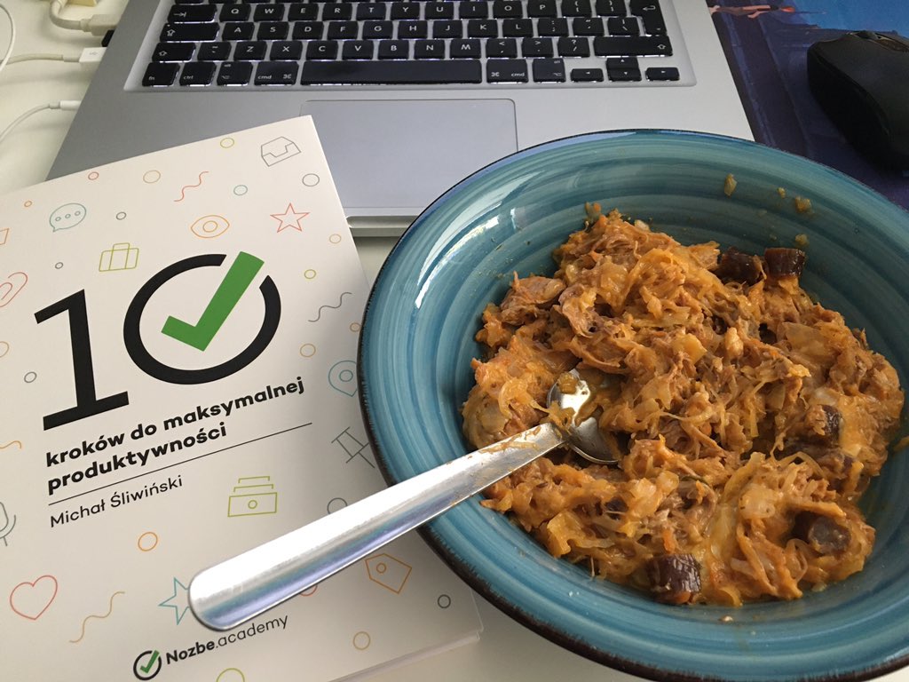 PixelFeeling's tweet photo. Dziś do książki w ramach #ReLunch📖 niezła mieszanka: bigos + ser 🧀 + kabanos + żółta pasta curry. Not great, not terrible. https://t.co/GxCZCocSGF
