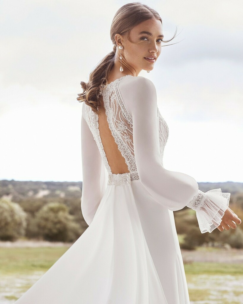 ROSA CLARA BOHEME COLLECTION 

Calling all Boho Brides - The "Alessia" by Rosa Clara is a must try! A long wedding dress that combines boho chic with an elegant straight cut.
The elaborate lace detailing running through the front and open back contrasts … instagr.am/p/COz9-KMoBPC/