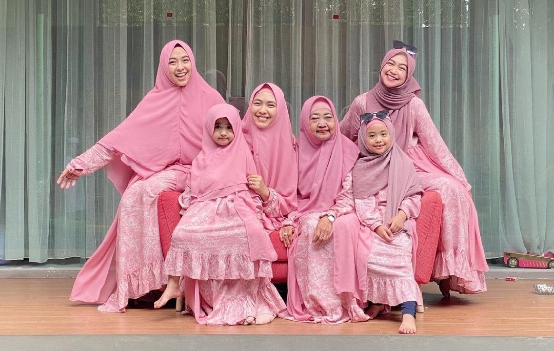 Kurasi Fashion Keluarga Selebritas Indonesia di Hari Raya Lebaran 2021