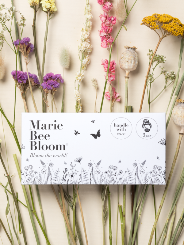 barana__'s tweet photo. ¡Haz florecer el mundo🌸! Ese es el propósito de #MarieBeeBloom al diseñar la mascarilla #biodegradable que contiene semillas de flores. Allá donde acabe la mascarilla podrá brotar un jardín🍀https://t.co/5iJ3WCdTsG
#marketingconproposito #greendesign #zerowaste #ODS12 #ODS15 https://t.co/RSoHeL7DMc