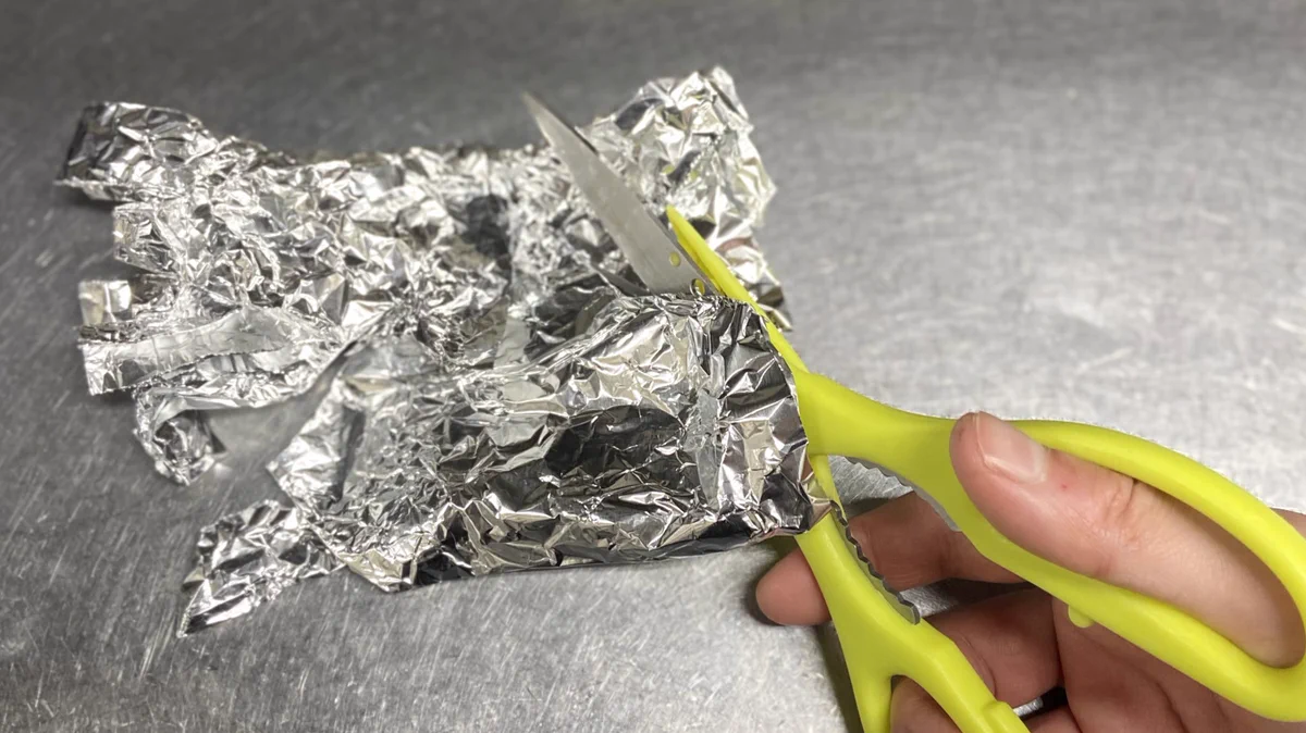 覚えておくと役立つ知識！ハサミの切れ味が落ちたときは、あれを切ると良い？！