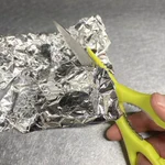 覚えておくと役立つ知識!ハサミの切れ味が落ちたときは、あれを切ると良い？!