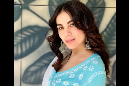 JioNews's tweet photo. ‘Kundali Bhagya' star Shraddha Arya who has own hearts with her exceptional performances look flawless as she wears a one-shoulder top paired with body fitting pants. Actress stuns fans by flaunting her glowing &amp; make-up free face.

See photos: https://t.co/oNJ6SRqAoR https://t.co/MjsoLEU95M