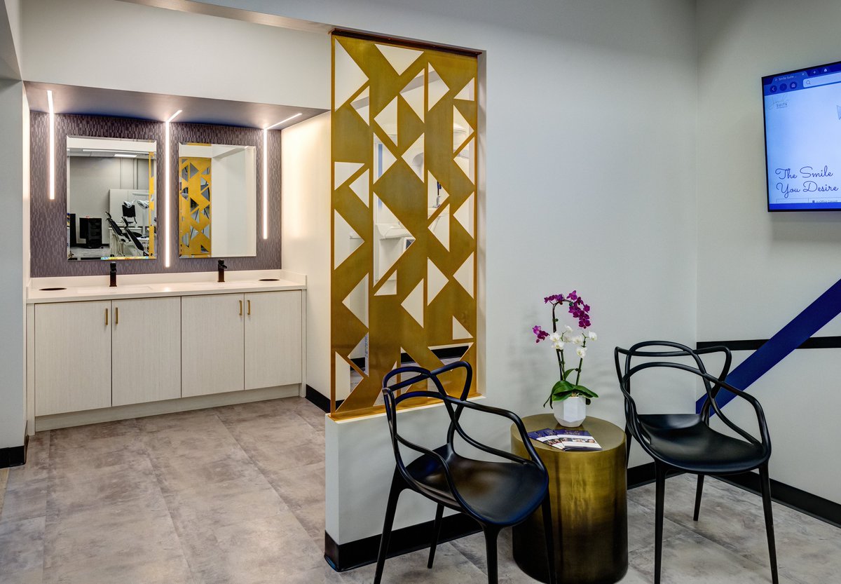 APEXDB's tweet image. Modern &amp;amp; glamorous best describes SmileSuite Orthodontics in Evanston. Our design team was able to place 5 chairs and 1 private treatment room in this 1,950 sqft orthodontic office. 
✨✨✨
#stunning #apex #apexdesignbuild #designbuild #moderndental #modernorthooffice #ortho