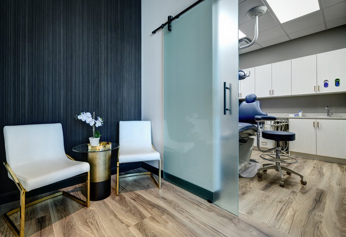 APEXDB's tweet image. Modern &amp;amp; glamorous best describes SmileSuite Orthodontics in Evanston. Our design team was able to place 5 chairs and 1 private treatment room in this 1,950 sqft orthodontic office. 
✨✨✨
#stunning #apex #apexdesignbuild #designbuild #moderndental #modernorthooffice #ortho