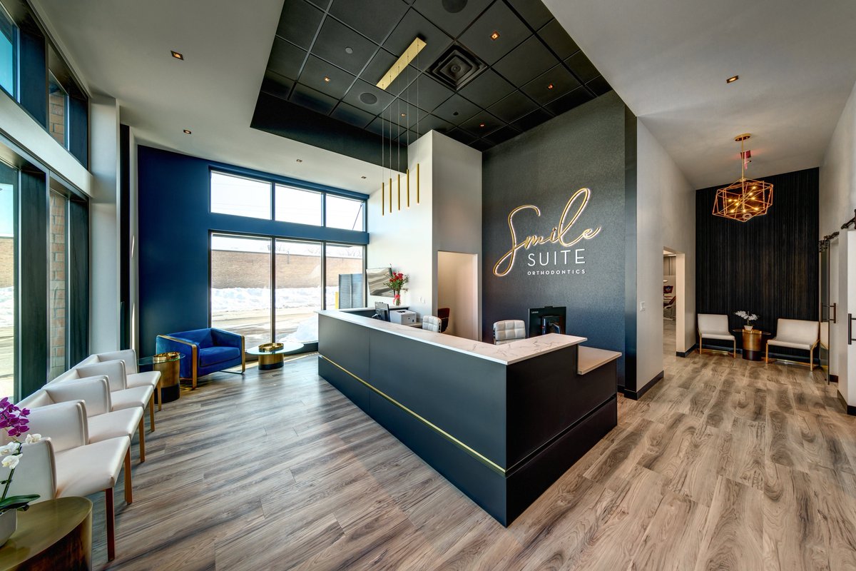 APEXDB's tweet image. Modern &amp;amp; glamorous best describes SmileSuite Orthodontics in Evanston. Our design team was able to place 5 chairs and 1 private treatment room in this 1,950 sqft orthodontic office. 
✨✨✨
#stunning #apex #apexdesignbuild #designbuild #moderndental #modernorthooffice #ortho