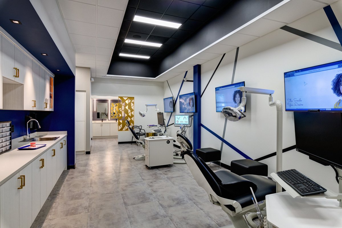 APEXDB's tweet image. Modern &amp;amp; glamorous best describes SmileSuite Orthodontics in Evanston. Our design team was able to place 5 chairs and 1 private treatment room in this 1,950 sqft orthodontic office. 
✨✨✨
#stunning #apex #apexdesignbuild #designbuild #moderndental #modernorthooffice #ortho