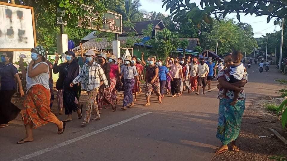 han_laurine's tweet photo. Today evening, about 100 people in Kanpouk, Yay Phyu Tsp, Dawei, Tanintharyi district, protested the against military coup.
#WhatsHappeningInMyanmar #May13Coup #MilkTeaAlliance https://t.co/fDpWKieRh3