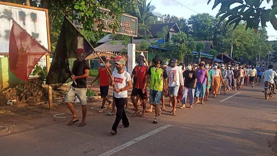han_laurine's tweet photo. Today evening, about 100 people in Kanpouk, Yay Phyu Tsp, Dawei, Tanintharyi district, protested the against military coup.
#WhatsHappeningInMyanmar #May13Coup #MilkTeaAlliance https://t.co/fDpWKieRh3