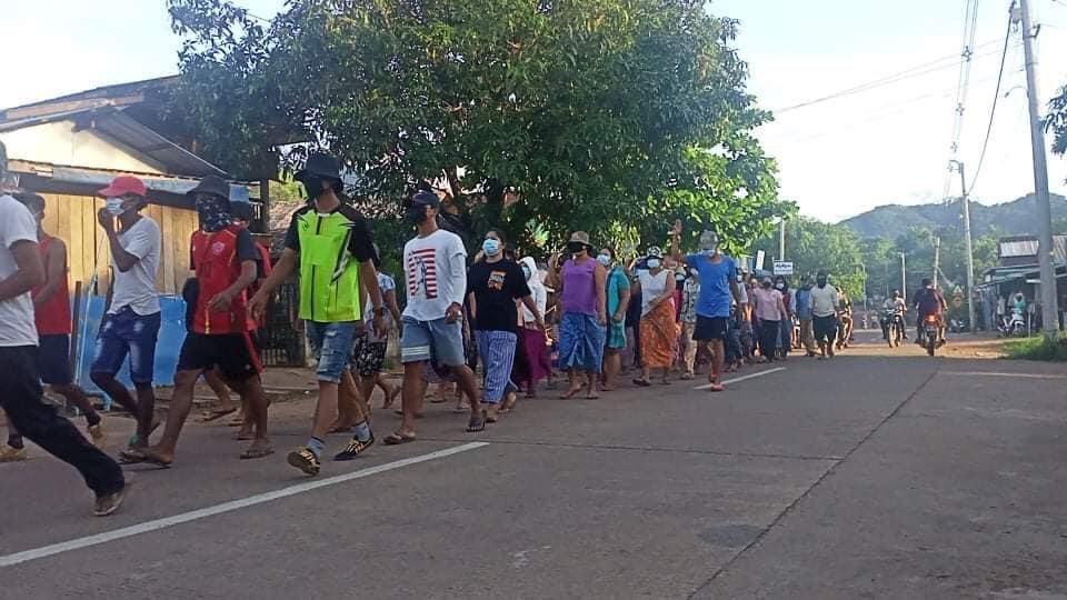 han_laurine's tweet photo. Today evening, about 100 people in Kanpouk, Yay Phyu Tsp, Dawei, Tanintharyi district, protested the against military coup.
#WhatsHappeningInMyanmar #May13Coup #MilkTeaAlliance https://t.co/fDpWKieRh3