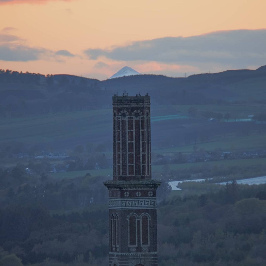 DundeeCulture's tweet photo. ⛰️😍 I love that you can see #Schiehallion mountain from the top of the #CoxsStack. It is truly beautiful! #Dundee

📍 Schiehallion from Cox's Stack
📸 paul_vinova via IG https://t.co/pk7wDRo7Sz
