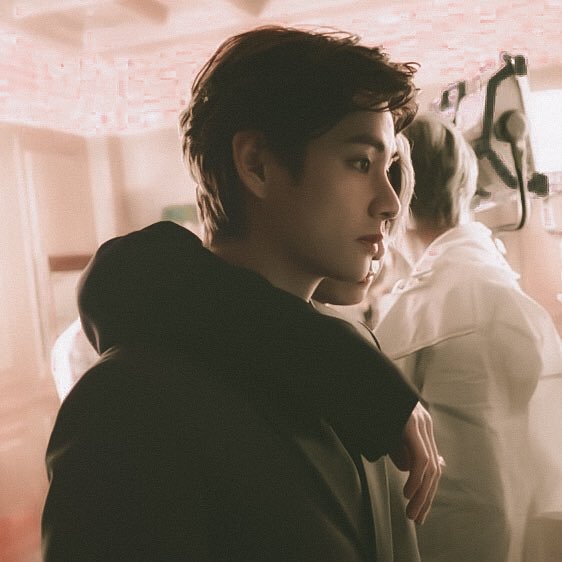 jungkook’s arm on taehyung’s shoulder