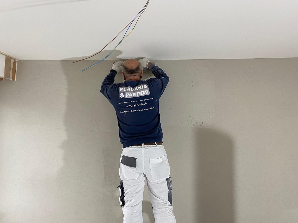 #Kundenarbeiten: #Kundengipser - #Wände glätten und für Aufnahme Grundierung Farbanstrich vorbereiten. #Umbau #Sanierung #Renovation #Gipser #Gipserarbeiten #Wand #Boden #Decke #WirbauendieZukunftinderGegenwart #PlamenigPartner