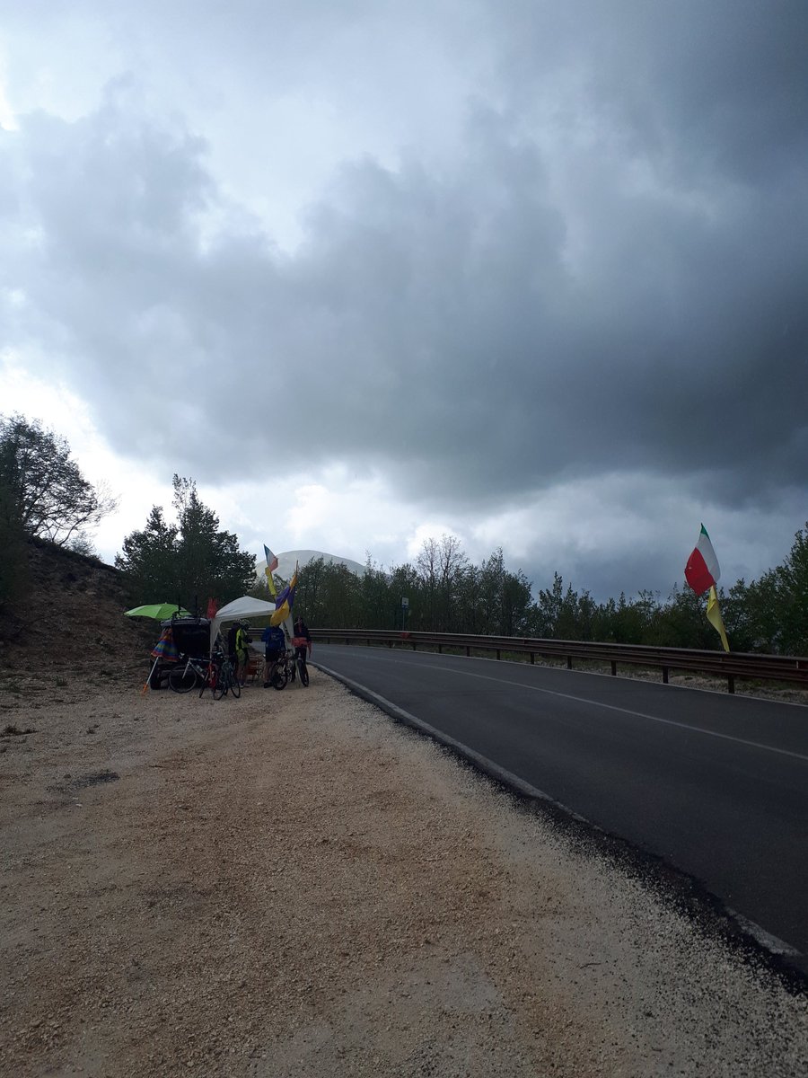 PaoloPierm's tweet photo. Intanto sulle rampe di forca di Gualdo comincia a piovere.
#giroditalia2021 #Giro104 #eurosportciclismo https://t.co/BhzasLzH2Q