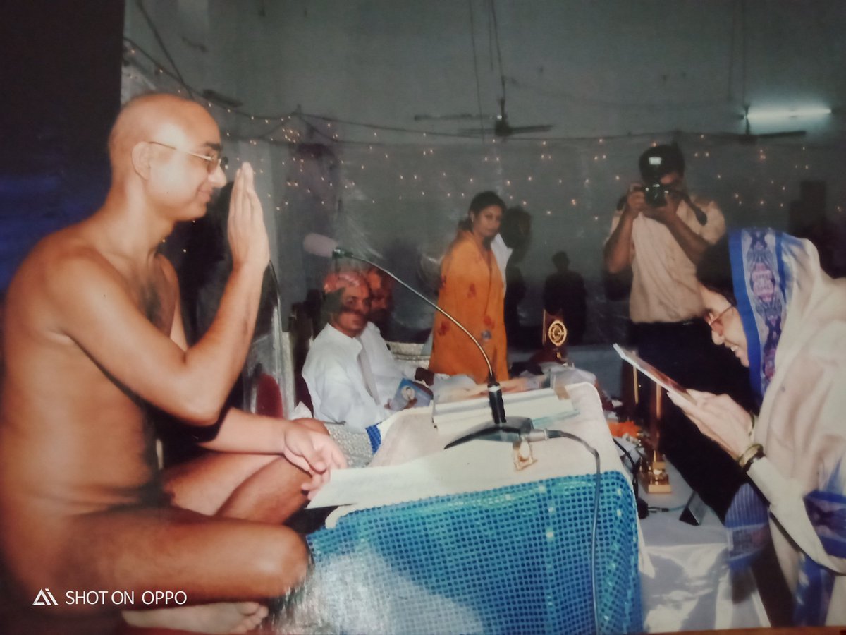 djjysm's tweet photo. पूर्व राष्ट्रपति श्रीमती प्रतिभा पाटिल क्रांतिवीर मुनि श्री प्रतीक सागर जी महाराज से आशीर्वाद प्राप्त करते हुए https://t.co/wDFVQQRFBE