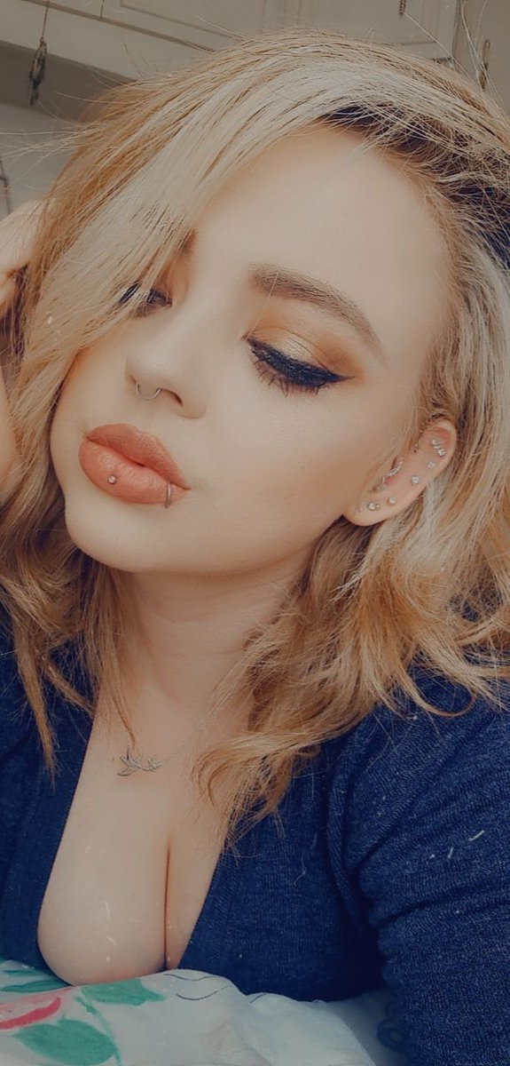 Sometimes you just gotta pretend you're a model and feel cute 
@PFCosmetics @NYXCosmetics_UK @juviasplace @ciatelondon @MorpheBrushes @Maybelline @BarryMCosmetics @BenefitUK