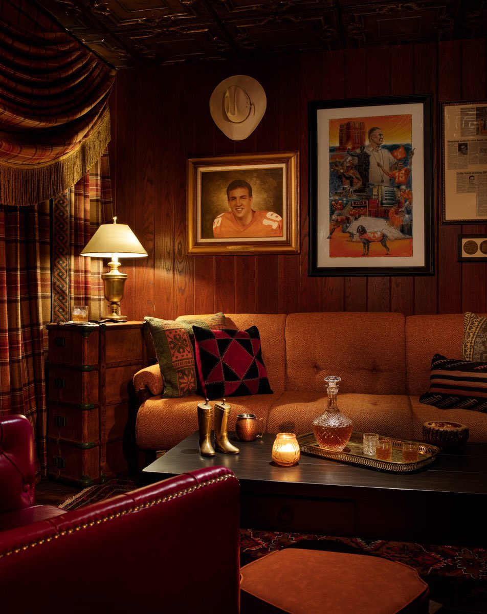 Stop in for a drink at Saloon 16 — you might find The Sheriff.

graduatehotels.com/knoxville/rest…