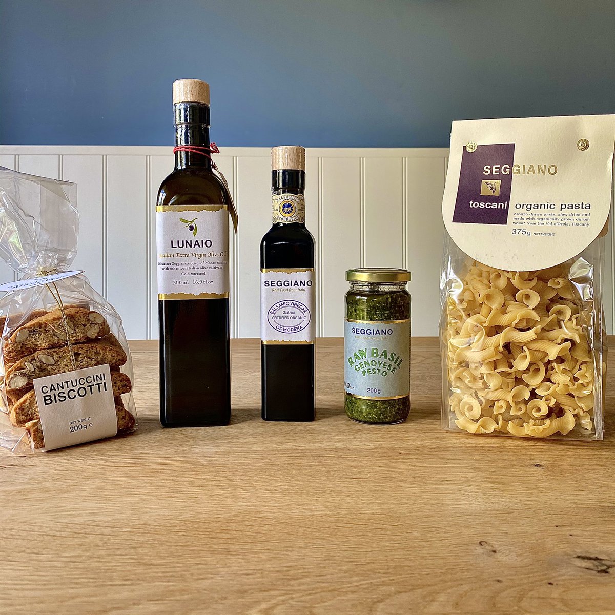 SuzyPelta's tweet photo. New #giveaway alert!!

#Competition to #win #ItalianFood Prize Bundle from @SeggianoFoods 🇮🇹🇮🇹🇮🇹

To enter #FLW me &amp; @SeggianoFoods and #RT

T&amp;C’s: https://t.co/UNHLk4wUbK

#thursdayvibes #italy #food #foodie #pasta https://t.co/lGPJjaYkam