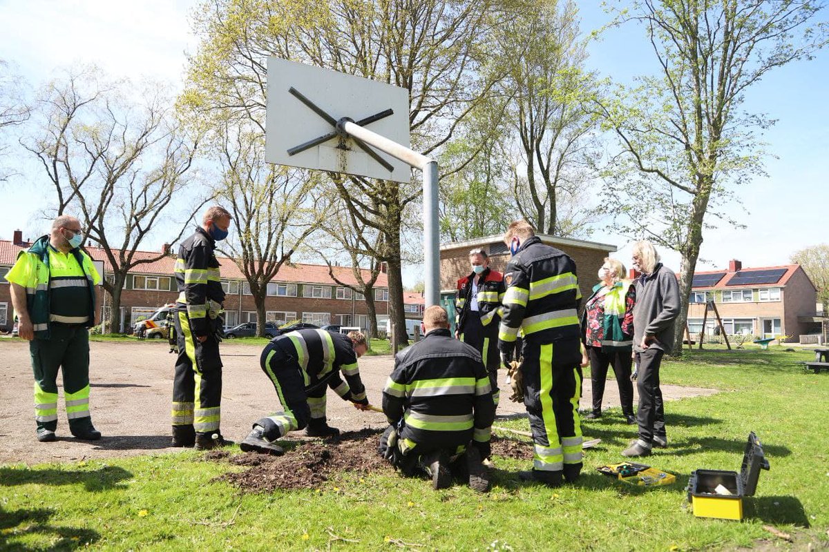 Vogels uit basketbalpaal gehaald in Drachten door brandweer (video) - #Friesland -..