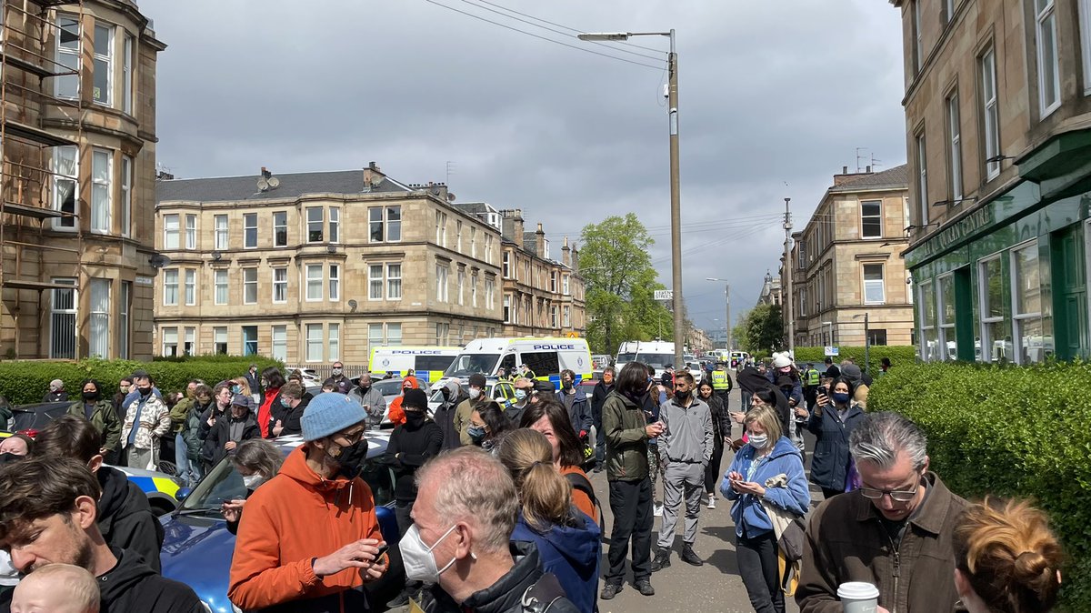 maartendev's tweet photo. . @NicolaSturgeon refugees are Glaswegians right? #kenmure @pritipatel are you happy deporting neighbours? Police overkill. #glasgow https://t.co/5fLHgMWDn9