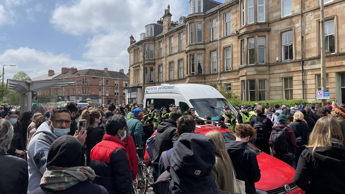 maartendev's tweet photo. . @NicolaSturgeon refugees are Glaswegians right? #kenmure @pritipatel are you happy deporting neighbours? Police overkill. #glasgow https://t.co/5fLHgMWDn9