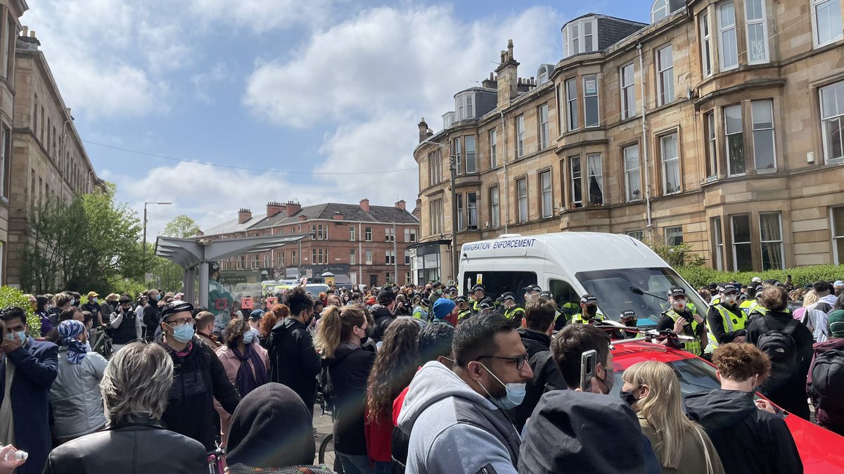 maartendev's tweet photo. . @NicolaSturgeon refugees are Glaswegians right? #kenmure @pritipatel are you happy deporting neighbours? Police overkill. #glasgow https://t.co/5fLHgMWDn9