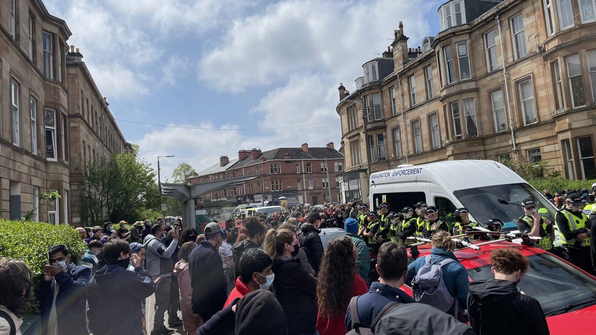 maartendev's tweet photo. . @NicolaSturgeon refugees are Glaswegians right? #kenmure @pritipatel are you happy deporting neighbours? Police overkill. #glasgow https://t.co/5fLHgMWDn9