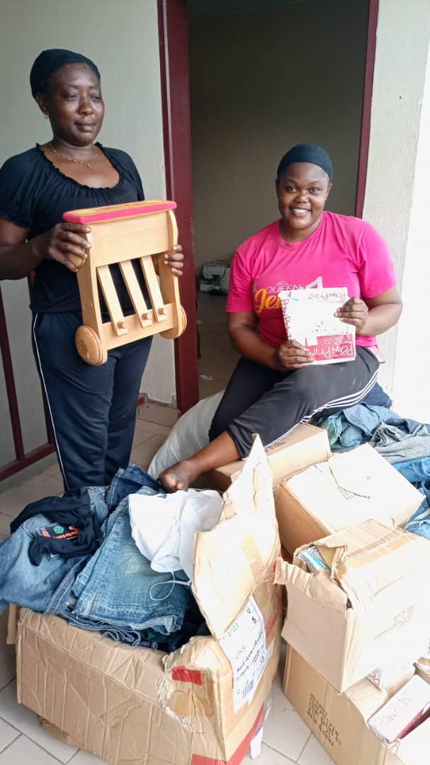 advocates_hope's tweet photo. Work Day!!
Today is a good day for HADA! We are privileged to receive donations for our Menka project from @reachoutdev1
These items include
👉 Clothing
👉Mama Kits
👉Toys
👉Books to open a Library to encourage a culture of learning amongst youths n kids
This will put a smile https://t.co/FANITjXpo3