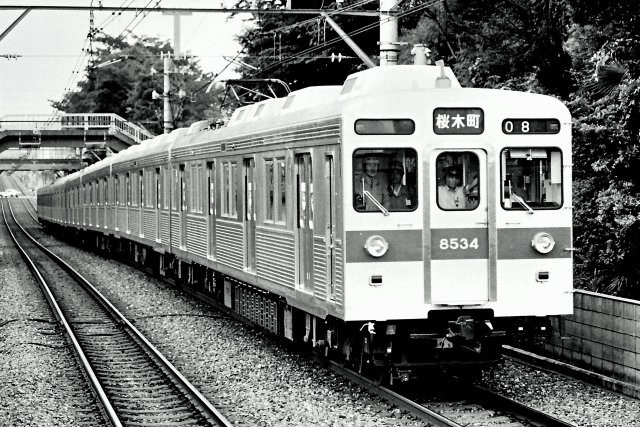 harajuku_nobori's tweet photo. 東横線の8500系(1985年/綱島駅)
8000系16次車として登場した8634F×7R。あえて7連で登場したため、日比谷線20m7連化の試験編成ではないかという噂も出たほどでした。
#東急 #東横線 #8634F #8601F https://t.co/MbzQUs6hYf