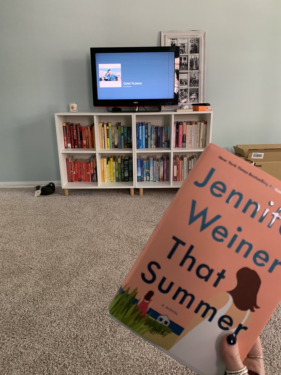 MsAnnaCavaluzzi's tweet photo. days off call for new books in my new (!!!) apartment! also big thanks to @Miss_Richards5 for working her magic with this bookshelf 🌈📚 https://t.co/hb9k8HyY4Z