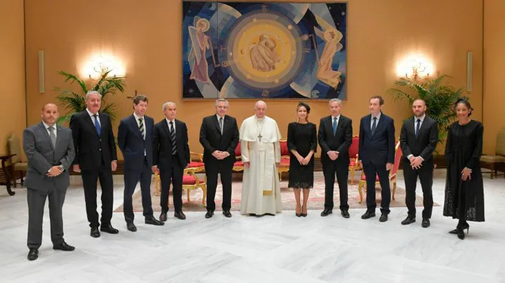 Y la gente pregunta quién es el señor de blanco al lado de Fabiola... ajajajaj nah, es chiste! 
Estoy MUY feliz de tener la posibilidad de estar de nuevo junto a Mi Santidad. Traigo conmigo los deseos y pedidos de cada unx de ustedxs.