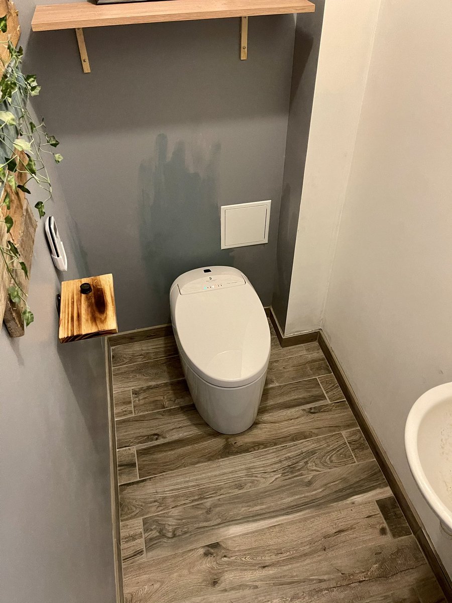 MrBboy45's tweet photo. Bon encore deux / trois truc à faire niveau peinture / travaux tout ça mais sa y est ! Toilette Japonaise installé à l’instant ! 😌  Vous pensez quoi de mes toilettes aussi grande que les studio parisiens ? https://t.co/JWRqCk3DPQ