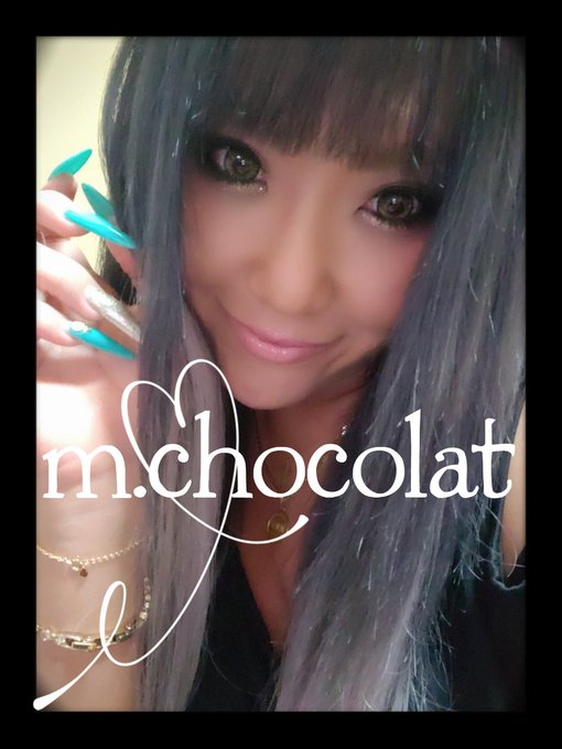 美容院行ってきたよー！ ダブルカラーしたんでバチクソ髪の毛傷みましたがね。笑 いいです。透明感とメタリック感が欲しかったので。笑 毎月ガッツリトリートメントしてるんだけどなぁ。 長時間ありがたいです。 私の髪の毛トータル６時間です(